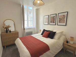 a bedroom with a large bed and a mirror at Le Cosy Caladois in Villefranche-sur-Saône +3 photos