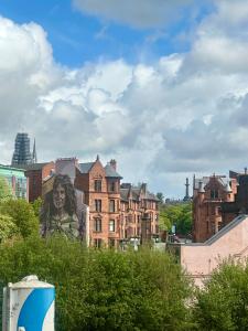 a statue of a man on the side of a building at Luxury Historic City-Centre Flat & Free Parking in Glasgow