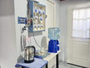 a room with a coffee maker on a table at La Casa de Sol in Posadas