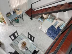 an overhead view of a living room with a bunk bed at La Casa de Sol in Posadas