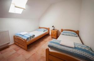 two twin beds in a room with at Penzion u Valešů in Mohelno