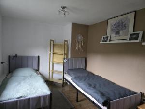 two twin beds in a room with a shelf at Apartment Schneider in Höxter