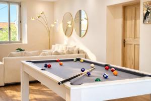 a living room with a pool table at Villa Prestige - Maison d Hôtes avec Piscine, Billard et Parking Privé - Centre 5 min - Proche A7-A9 in Orange