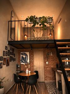 a room with a table and a balcony with plants at Cabañas Boutiques TinyChillHouse in Mineral del Chico