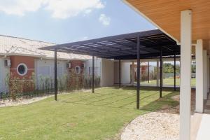 a pergola in a backyard of a house at Gran Carlo Hotel in Taubaté