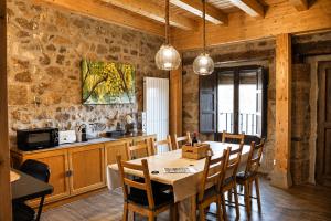 a kitchen and dining room with a table and chairs at Casa Luenga in Vinuesa
