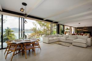 a living room with a white couch and a table at Villa del Carmen in Colorines