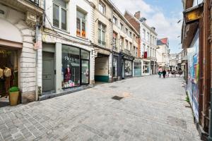 an empty street in a city with buildings at Le 29 - T2 Calme - Confortable - Centre-ville in Valenciennes