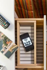 a cell phone sitting on top of a drawer at Polvara Trentuno Accommodations in Lecco