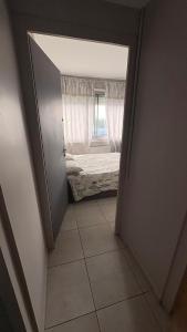 a small room with a bed and a window at Appartement 2 Pièces in Annemasse