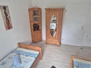 ein Schlafzimmer mit einem Bett, einem Schrank und einem Spiegel in der Unterkunft Ferienwohnung Emira in Wittingen + 5 Fotos
