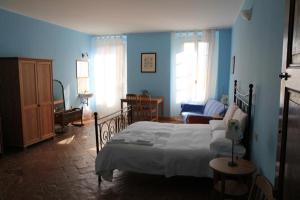 トルノにあるTornoallariva b&bの青いベッドルーム(ベッド1台、ソファ付)