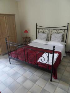 een slaapkamer met een groot bed met een metalen frame bij Tornoallariva b&b in Torno
