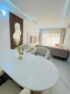 a living room with a table and chairs and a couch at Appartement spacieux et confortable in Abidjan +1 photo