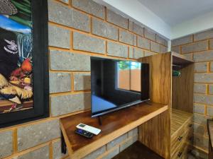 Ein Flachbildfernseher steht auf einer Backsteinmauer. in der Unterkunft Hotel Jabal Inn in Tixmucuy