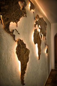 a map of the world on a wall at Gartenapartment Malea in Schlitters