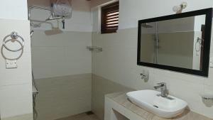 a bathroom with a sink and a mirror on the wall at Lakeside Echo Homestay in Kurunegala