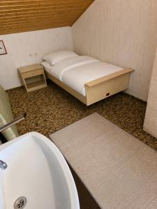 a small room with a bed and a sink at GreenHell Stays Monteur - Nürburg in Nürburg