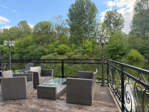 a deck with chairs and a table on a bridge at Chambre privée Moret Sur Loing in Moret-sur-Loing