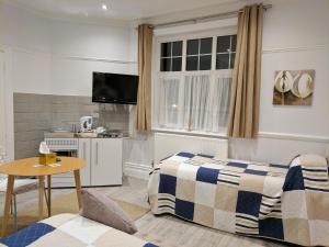 Sala de estar con cama y mesa en Glendevon House Hotel en Bromley