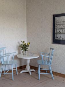 two chairs and a table with a vase on it at Villa Valdemar in Hammenhög +18 photos