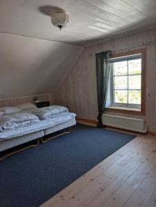a bedroom with two beds and a window at Villa Valdemar in Hammenhög