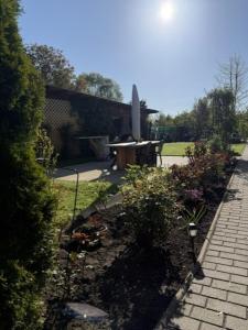 a garden with a picnic table and some plants at Kleine Idylle in Luckenwalde