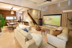 a living room with a large flat screen tv at HARMONIA 那須 Nas-MAX26名-川遊び-BBQ-カラオケのできる宿 in Nasu