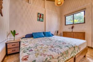 a bedroom with a bed and a window at Beachfront Studio - King Bed - Fast WiFi - AC in Cocles