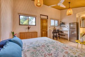 a bedroom with a bed and a kitchen at Beachfront Studio - King Bed - Fast WiFi - AC in Cocles