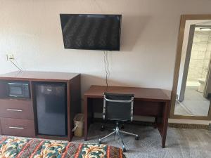 a desk with a computer and a chair in a room at Crown Lodge in Kansas City