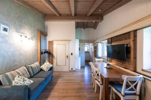 a living room with a couch and a dining room table at Beim Franz in Lermoos