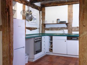 a kitchen with white appliances and a counter top at Ferienwohnung Hasenkate II - Boldevitzer Rügenkaten in Parchtitz