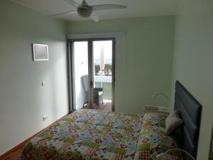 フンシャルにあるShearwaternest 2 Apartmentのベッドルーム1室(ベッド1台、景色を望む窓付)