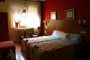 Postel nebo postele na pokoji v ubytování Hostal Escartín