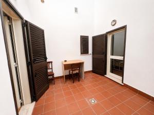 a room with a table and two windows and a desk at Camera Cafè Affitta camere in Nardò
