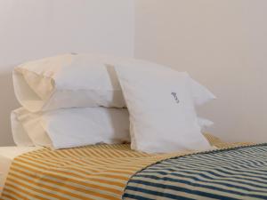 a pile of pillows sitting on top of a bed at Ferienwohnung Blücherkate II - Boldevitzer Rügenkaten in Parchtitz