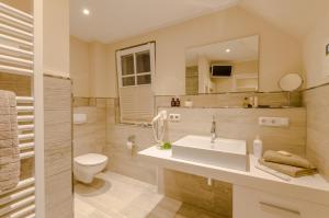 a bathroom with a sink and a toilet at Grosse Kirr in Zingst