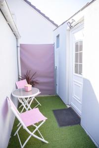 a small patio with a table and chairs and a door at Rez de Jardin - Calme & Familiale in Varreddes +24 photos