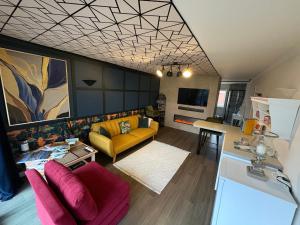 an overhead view of a living room and a kitchen at Sunset at Horizon in Castel
