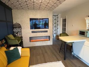 a living room with a yellow couch and a fireplace at Sunset at Horizon in Castel