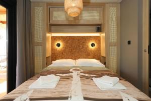 a bedroom with a large bed with two towels on it at Strandhaus Ahoi 17, Terrasse mit Meerblick, Privatstrand, 2 Badezimmer in Drage