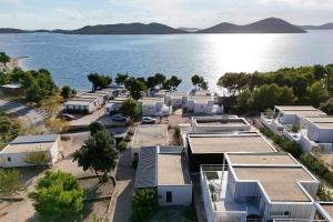 an aerial view of a row of houses by the water at Strandhaus Ahoi 17, Terrasse mit Meerblick, Privatstrand, 2 Badezimmer in Drage