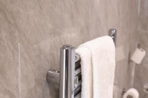 ein Handtuchhalter in einem Badezimmer mit weißen Handtüchern in der Unterkunft Wroxall Abbey Hotel & Estate in Wroxall + 52 Fotos