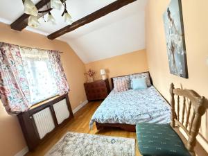 a bedroom with a bed and a window at Pokoje Ella in Jelenia Góra