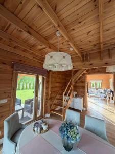 a dining room with a table and chairs in a cabin at Luna House in Łoje