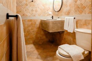 a bathroom with a toilet and a sink at Posada Casa Play Los Roques in El Roque +21 photos