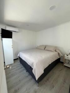 a bedroom with a large bed in a room at Cabañas Vista Mar in Los Vilos