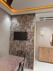 a room with a wall with a tv on it at Jaouhar immo in Martil