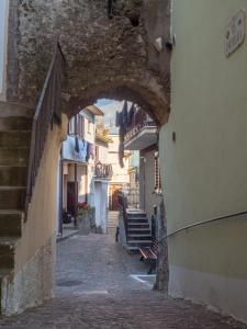 an alley with a stone archway in a city at Da Nonna Pasqualina in Ciorlano